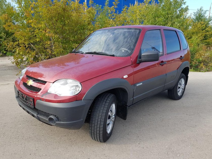 Нива Шевроле 2012 красная