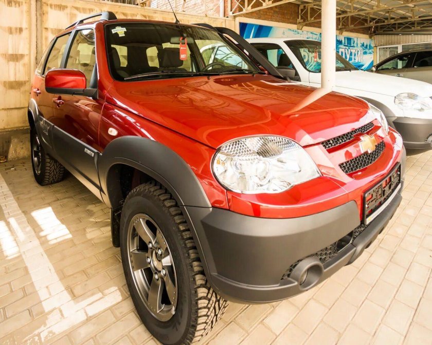 Chevrolet Niva красная
