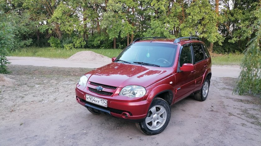 Нива Шевроле красная