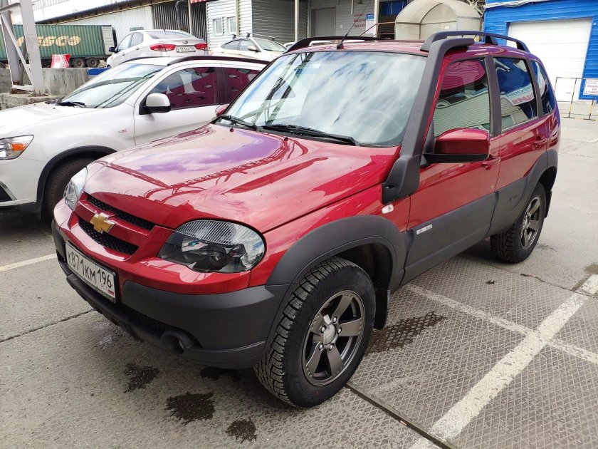 Шевроле Нива 2004 красная