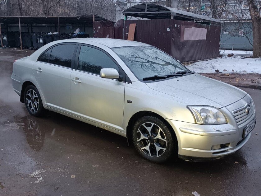 Тойота авенсис 2004г