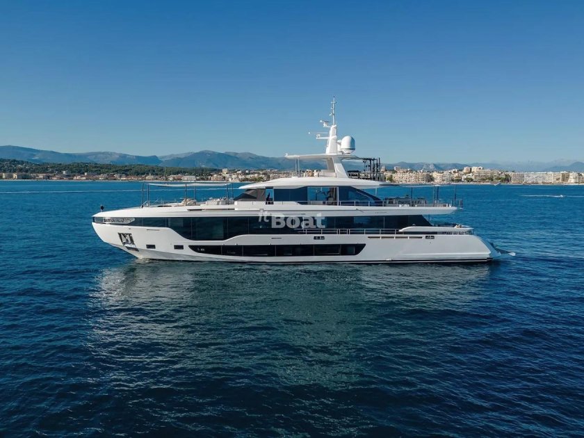 Моторная яхта