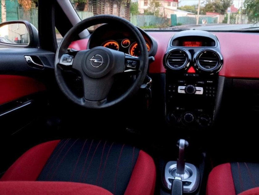 Опель Корса с красным салоном