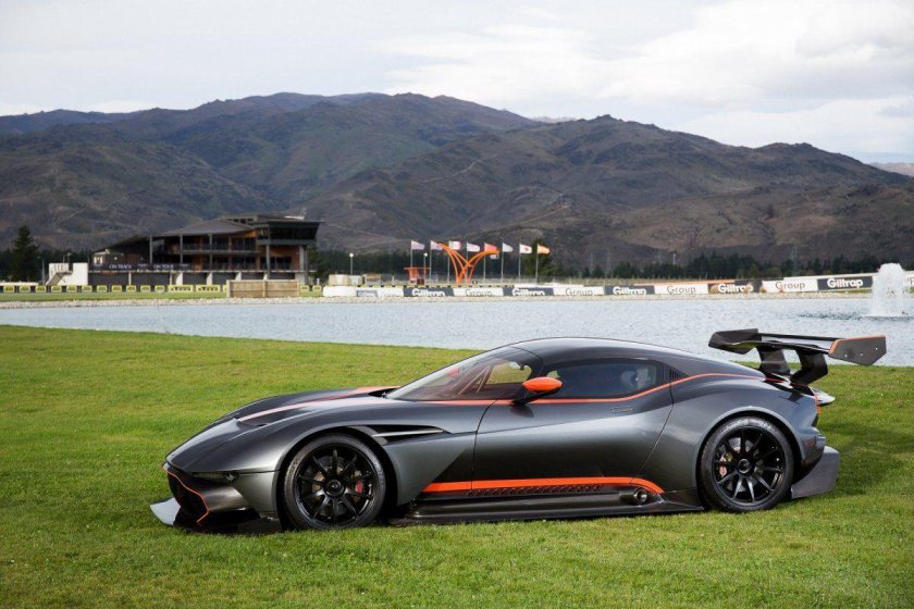Машина Aston Martin Vulcan