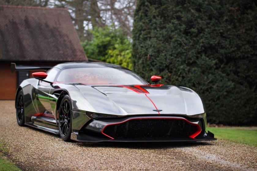 Машина Aston Martin Vulcan