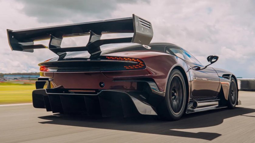 Машина aston martin vulcan