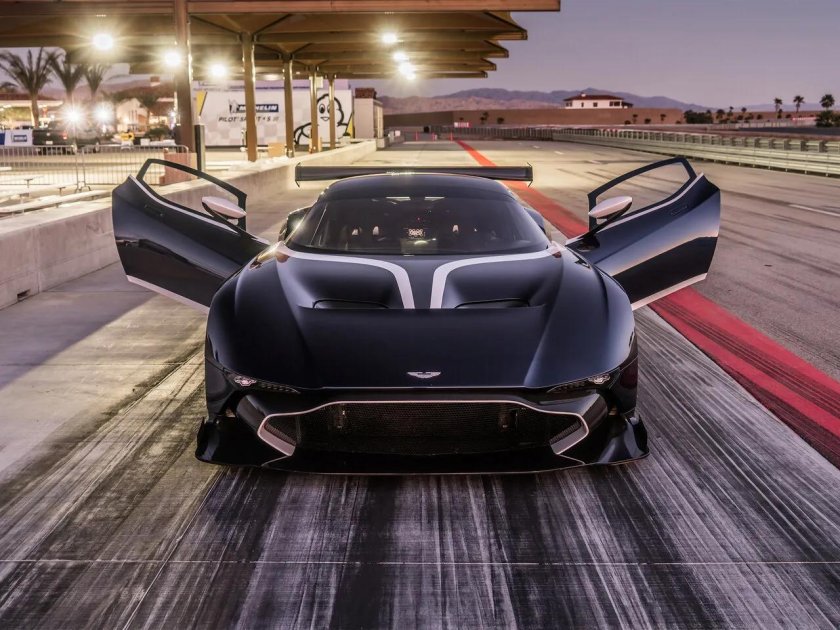 Астон мартин вулкан 2020