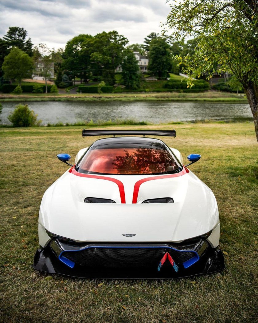 Машина aston martin vulcan