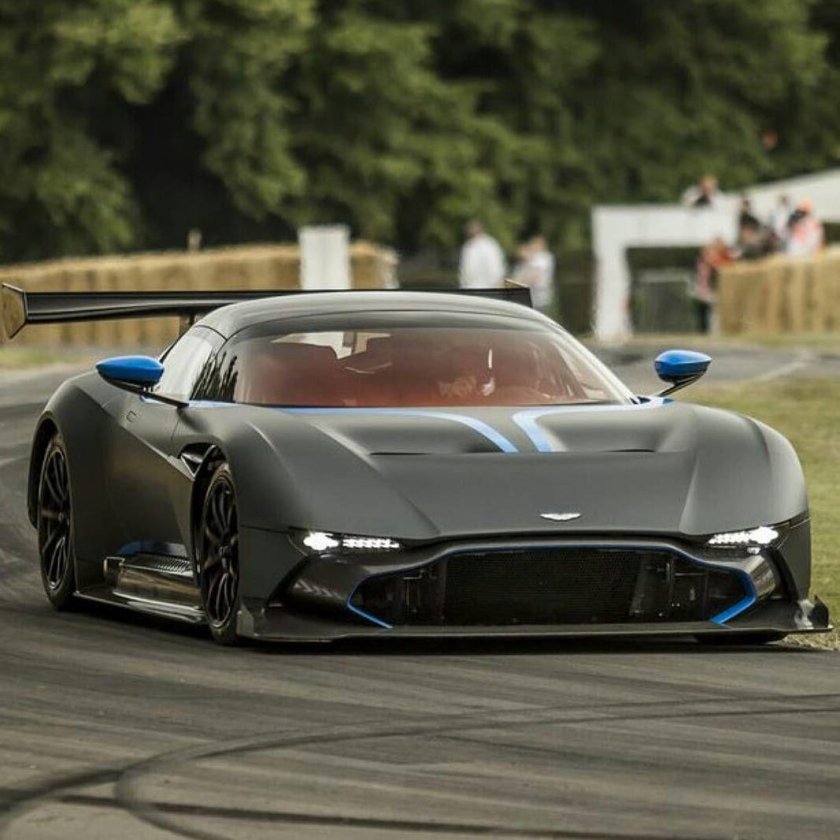 Машина Aston Martin Vulcan