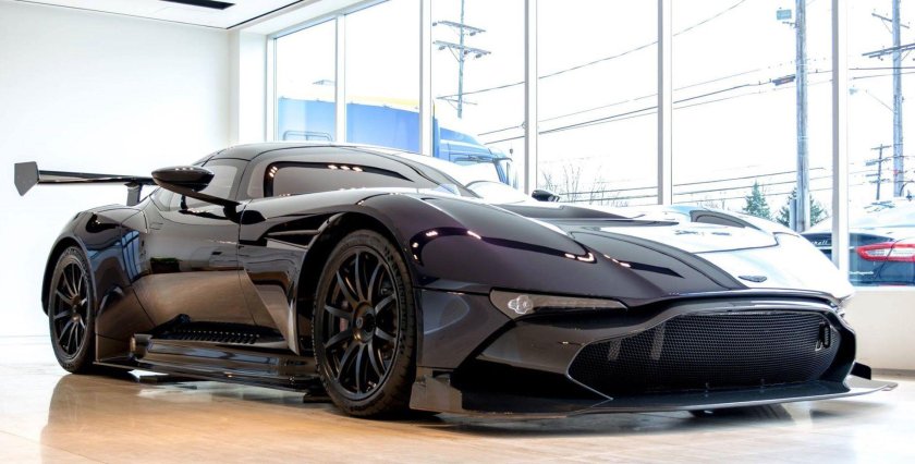 Машина Aston Martin Vulcan