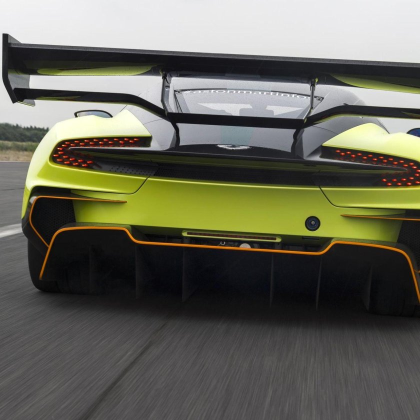 Aston Martin Vulcan Amr Pro