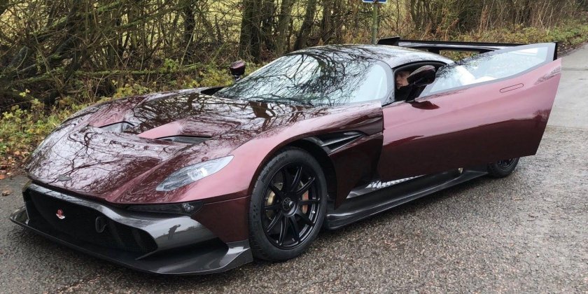 Машина Aston Martin Vulcan