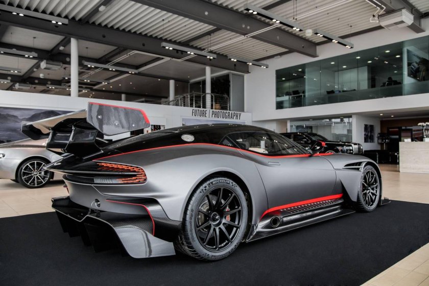 Машина Aston Martin Vulcan