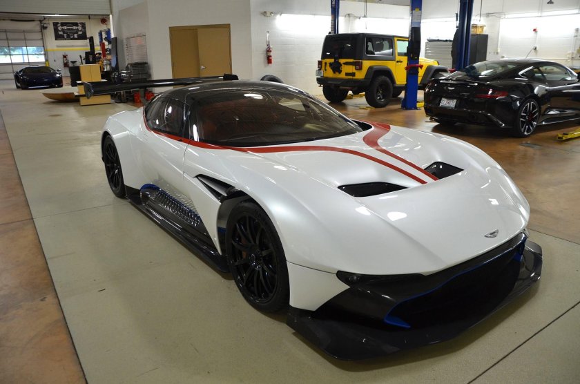 Машина Aston Martin Vulcan