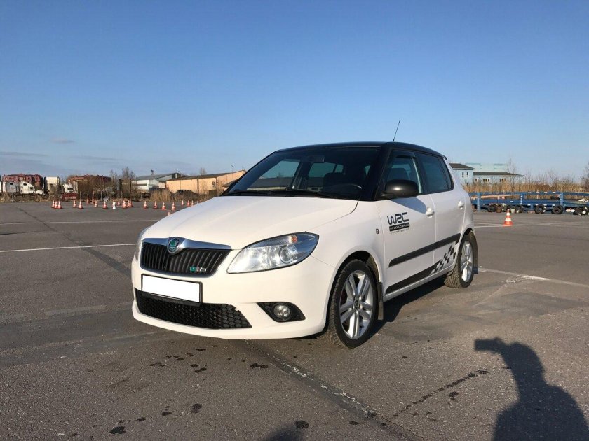 Skoda Fabia RS белая