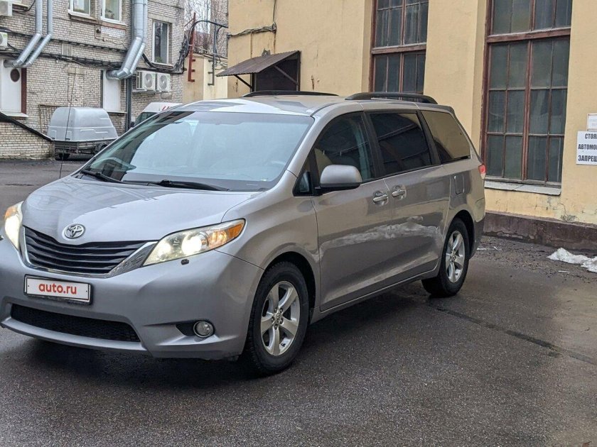 Toyota sienna iii 2010