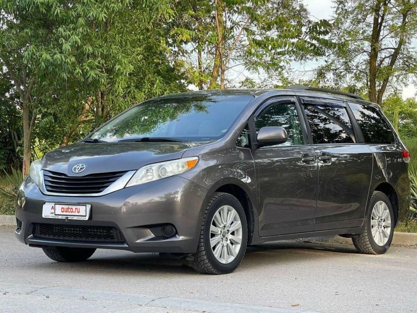 Тойота сиенна 2017