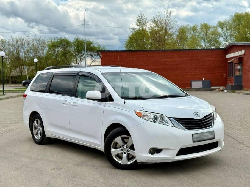 Тойота сиенна 2010 года