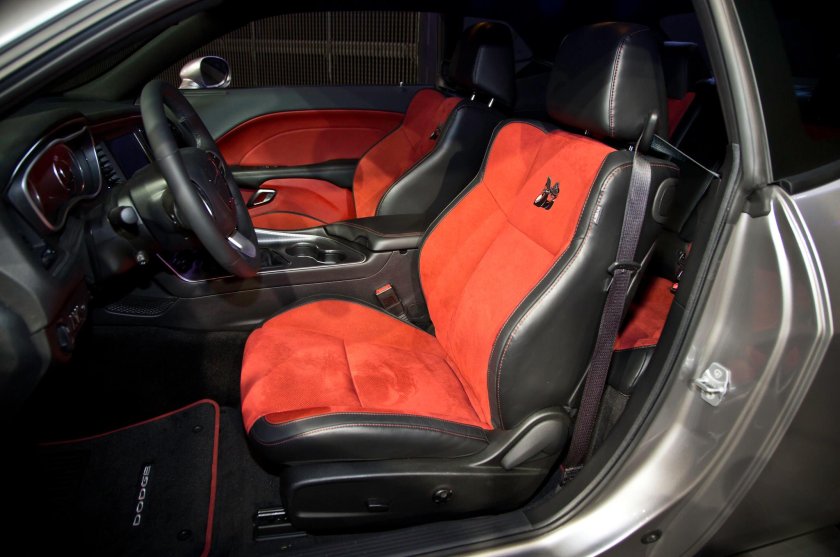 Dodge Challenger салон сзади