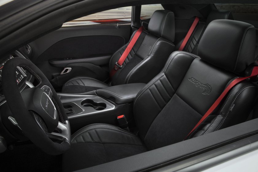 Додж Челленджер 2018 салон