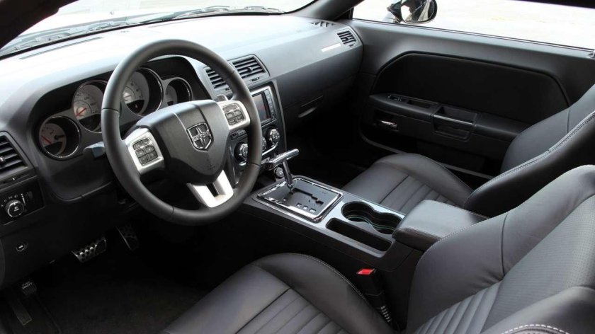 Додж Челленджер 2010 салон