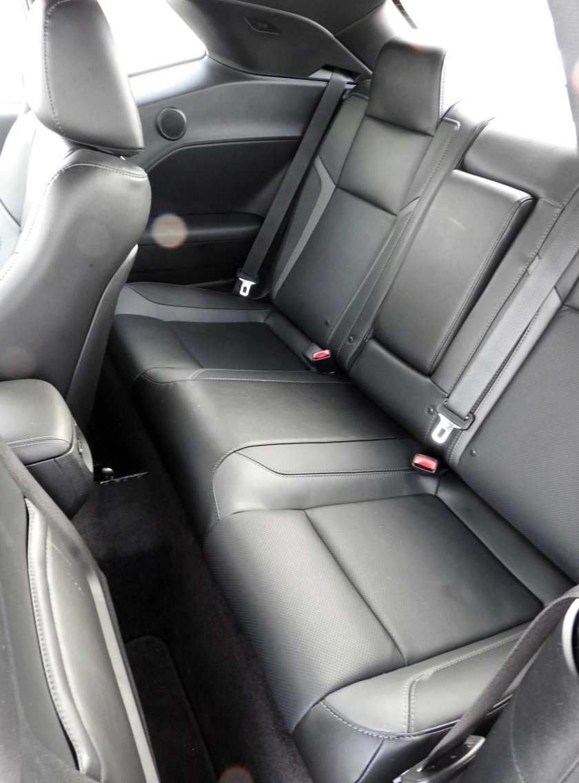 Dodge Challenger 2021 салон сзади