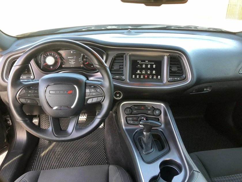 Dodge Challenger 2023 салон