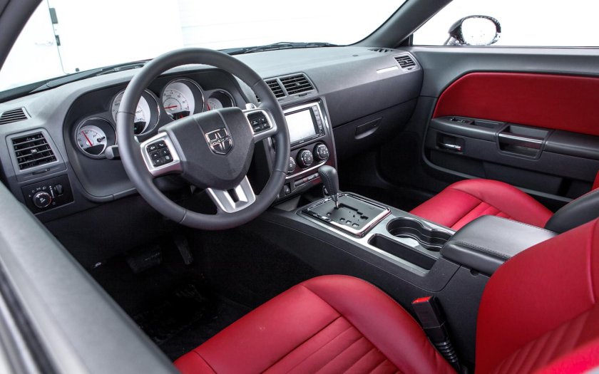 Додж Челленджер 2012 салон