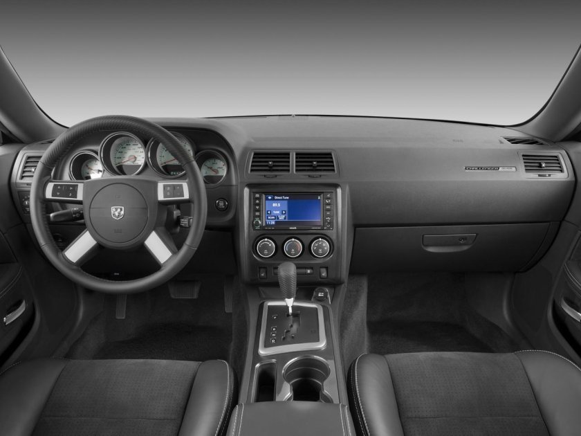 Dodge Challenger 2010 салон