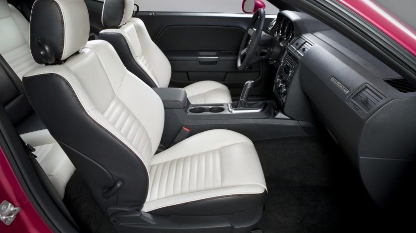 Додж Челленджер 2010 салон