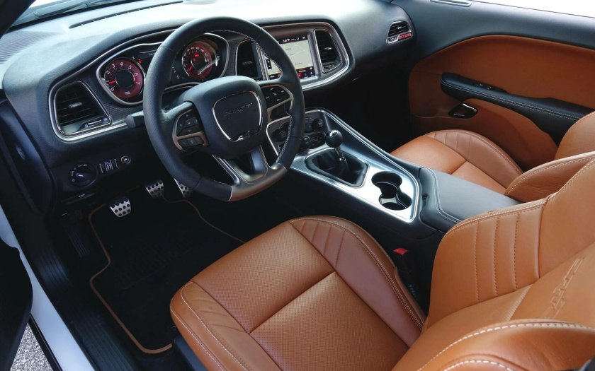 Додж Челленджер 2018 салон