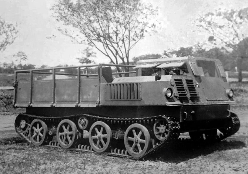 АТ-П артиллерийский тягач полубронированный