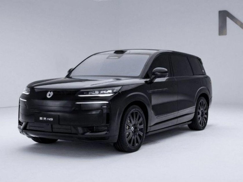 Черный внедорожник