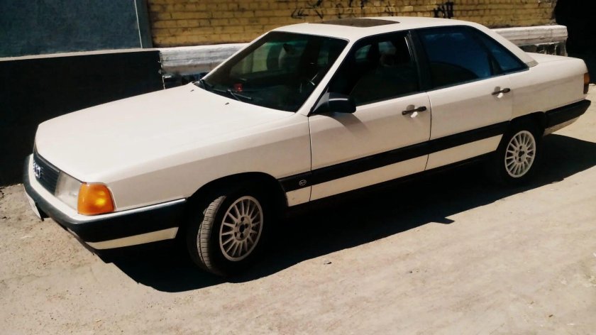 Белая Ауди 100 c3