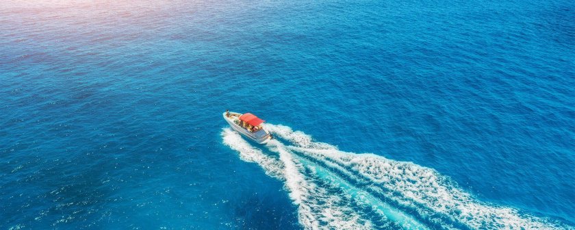 Яхта в океане вид сверху