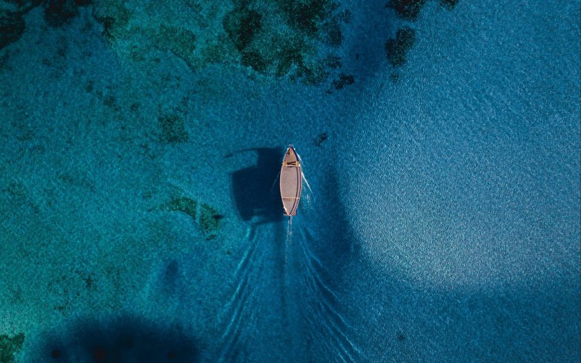 Лодка в море вид сверху