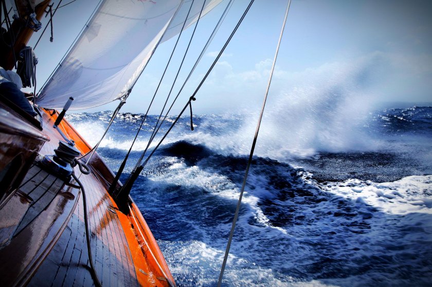 Лодка Рикошет 550 парусная в шторм