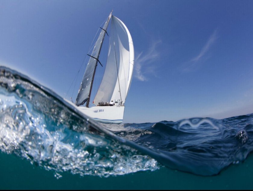 Яхта на волнах