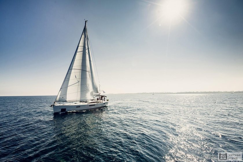 Яхта в море