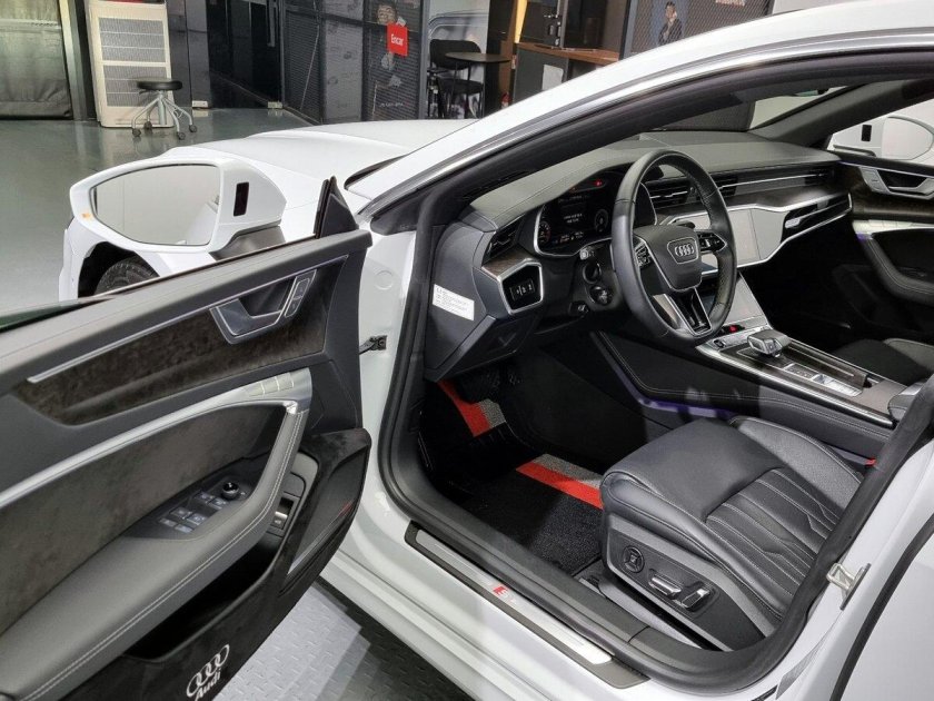 Белая ауди а 7