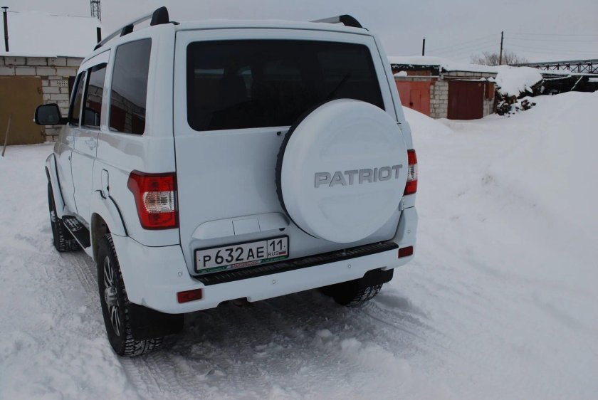 УАЗ Патриот сзади