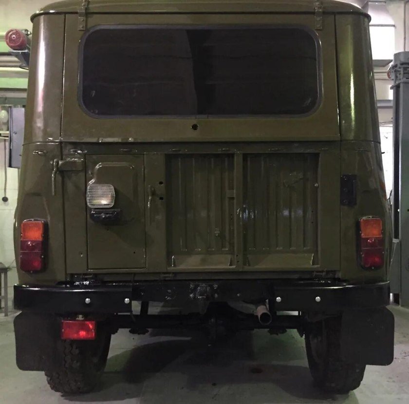 УАЗ 31512 вид сзади