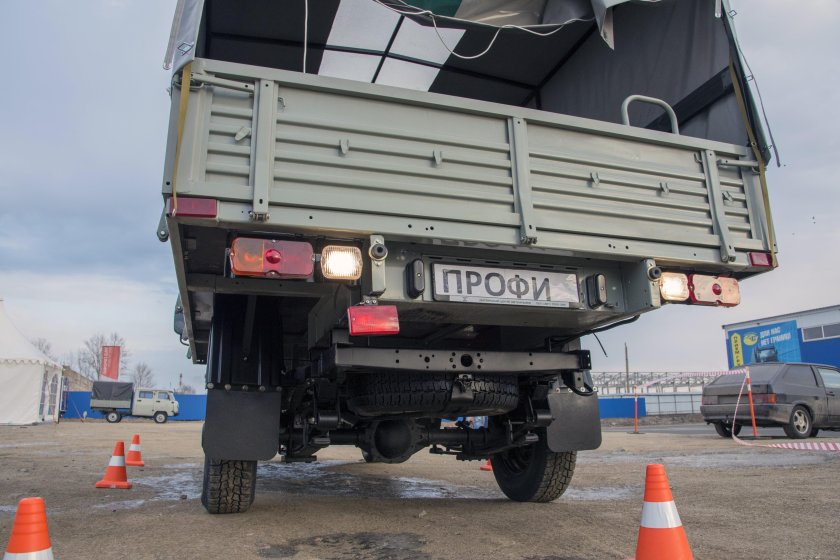 УАЗ профи вид сзади