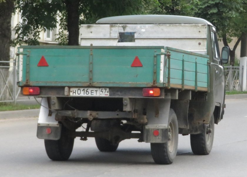 UAZ 3303 бортовой зад