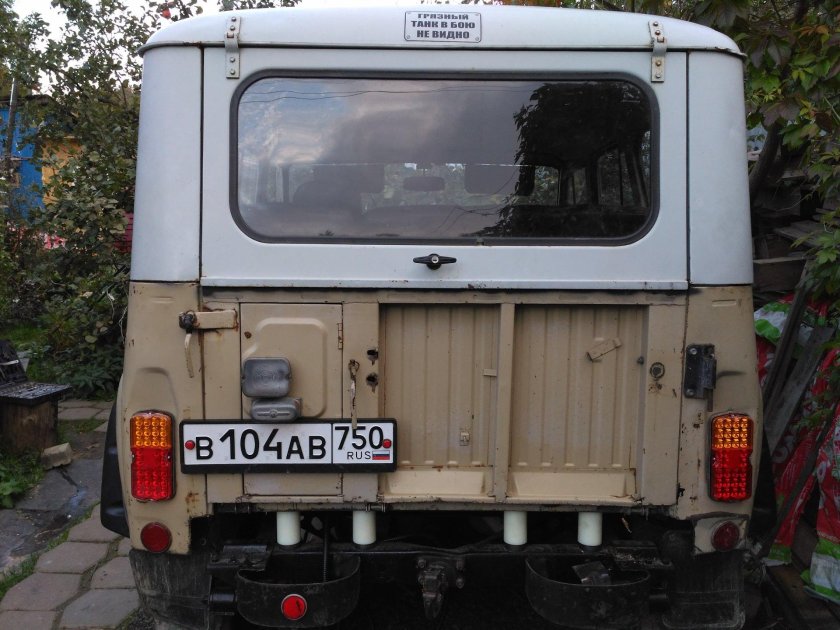 УАЗ 31514 вид сзади