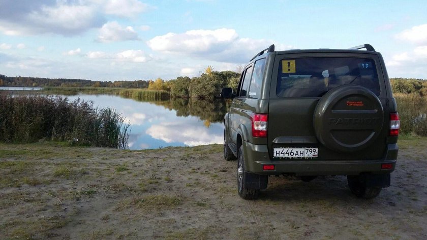 УАЗ Патриот вид сзади