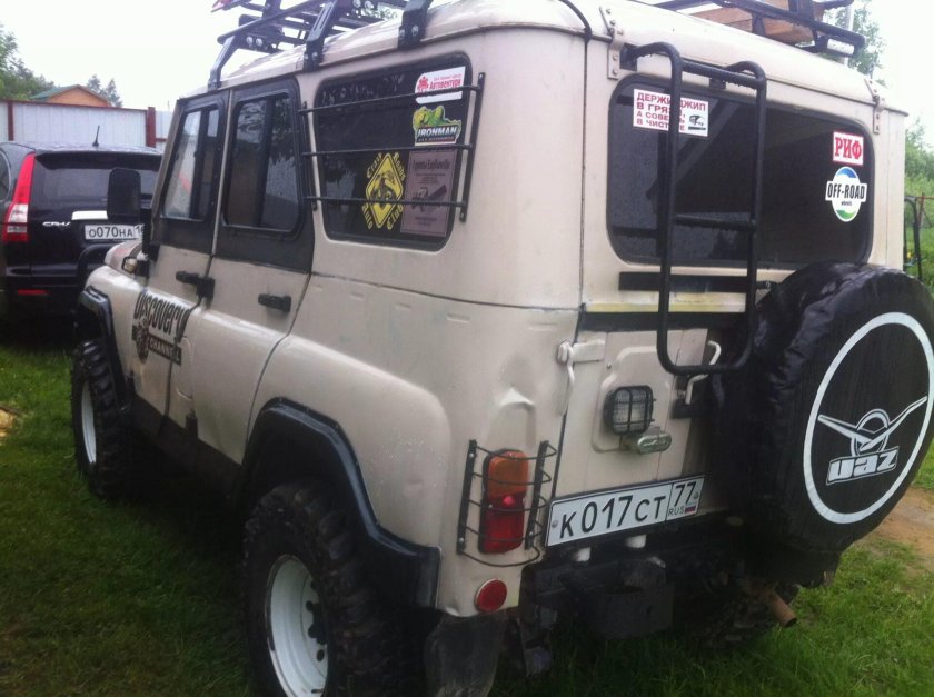УАЗ 31519 вид сзади