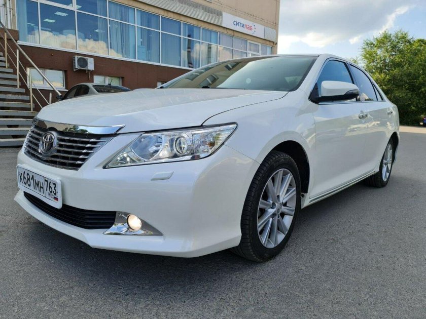 Тойота Камри белая