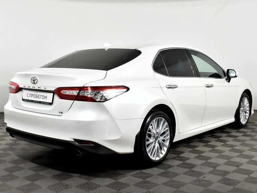 Белая тойота камри
