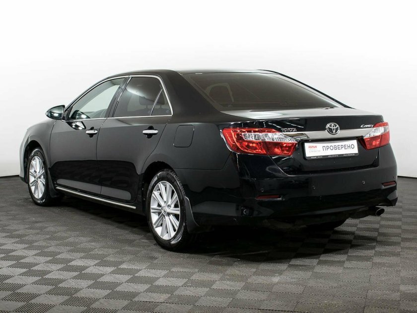 Черная тойота камри
